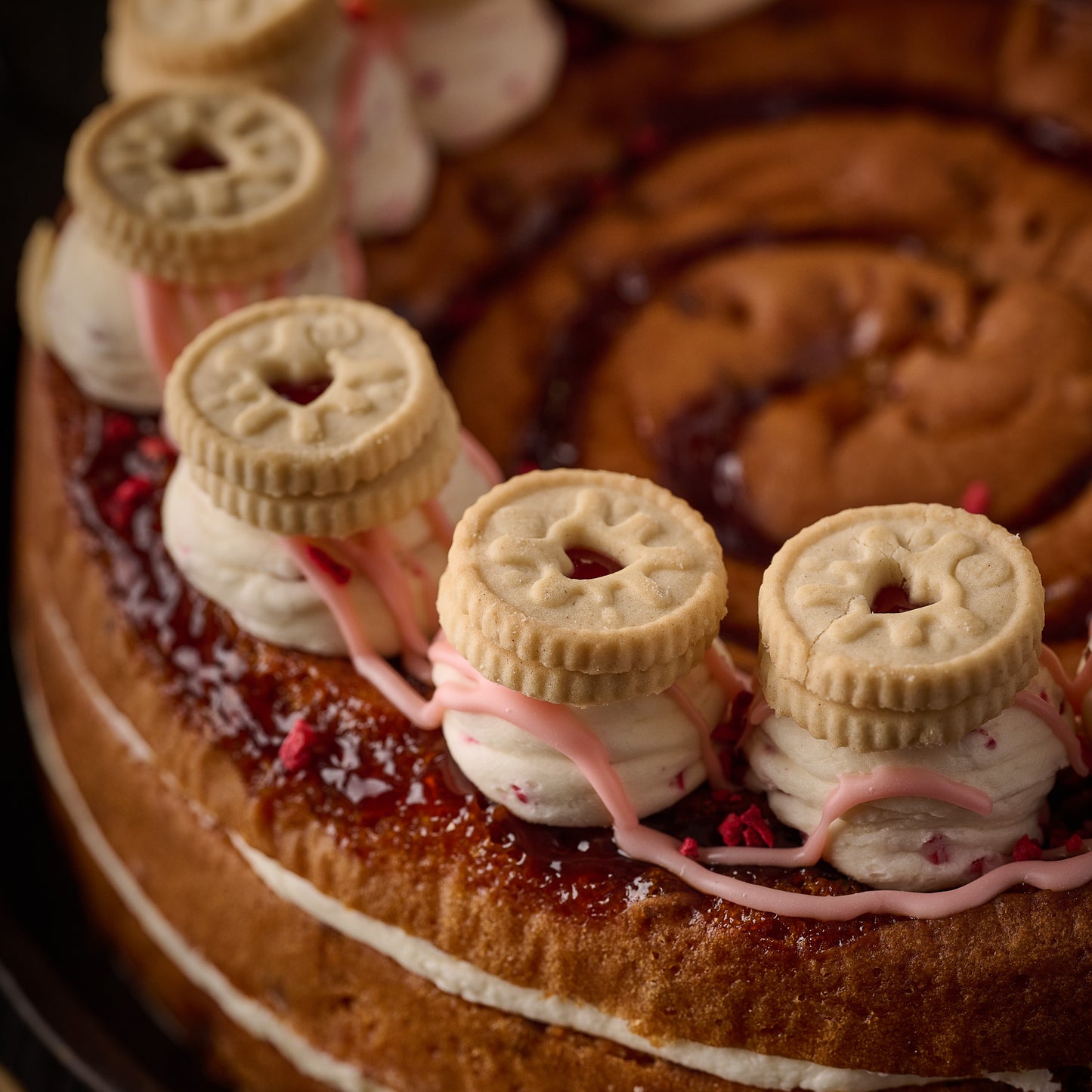 Jammie Dodger Cake (VEGAN)