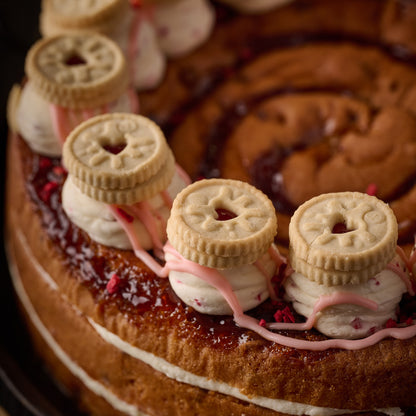 Jammie Dodger Cake (VEGAN)